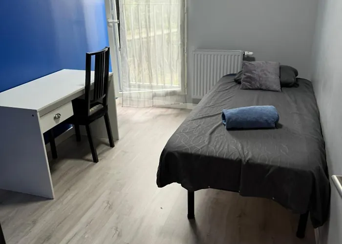 Appart Avec 3 Chambres Au Pied Du Tram Avec Internet !